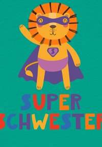 Cartoonleeuw met oranje manen en paarse masker, gekleed in een paarse cape, die zwaait. Onder tekst staat "SUPER SCHWESTER" in kleurrijke letters.