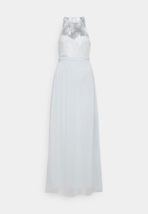 Vestido longo azul claro com corpete rendado, decote halter, saia plissada e uma textura suave com cintura ajustada.