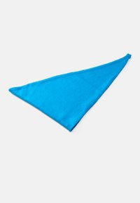 Cachecol triangular azul em algodão com textura suave, bordas limpas e cor vibrante, disposto plano sobre um fundo claro.