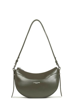 Sac à épaule en cuir vert foncé en forme de demi-lune avec une bandoulière réglable, une fermeture éclair argentée et le logo "Lancaster Paris" sur le devant.