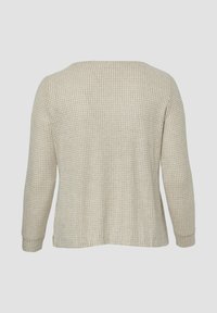 Beżowa bluzka z długim rękawem o fakturowanym, kratkowanym wzorze, okrągłym dekolcie i nieco opuszczonych ramionach, wykonana z miękkiej tkaniny.