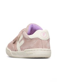 Sneaker in suede rosa con dettagli bianchi, design low-top, collo imbottito e fodera viola testurizzata. Presenta un logo sul tallone e suola in gomma.
