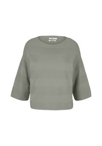 Světle šedý croptop svetr s kulatým výstřihem a širokými rukávy po lokty; má texturované vodorovné pruhy na látce.