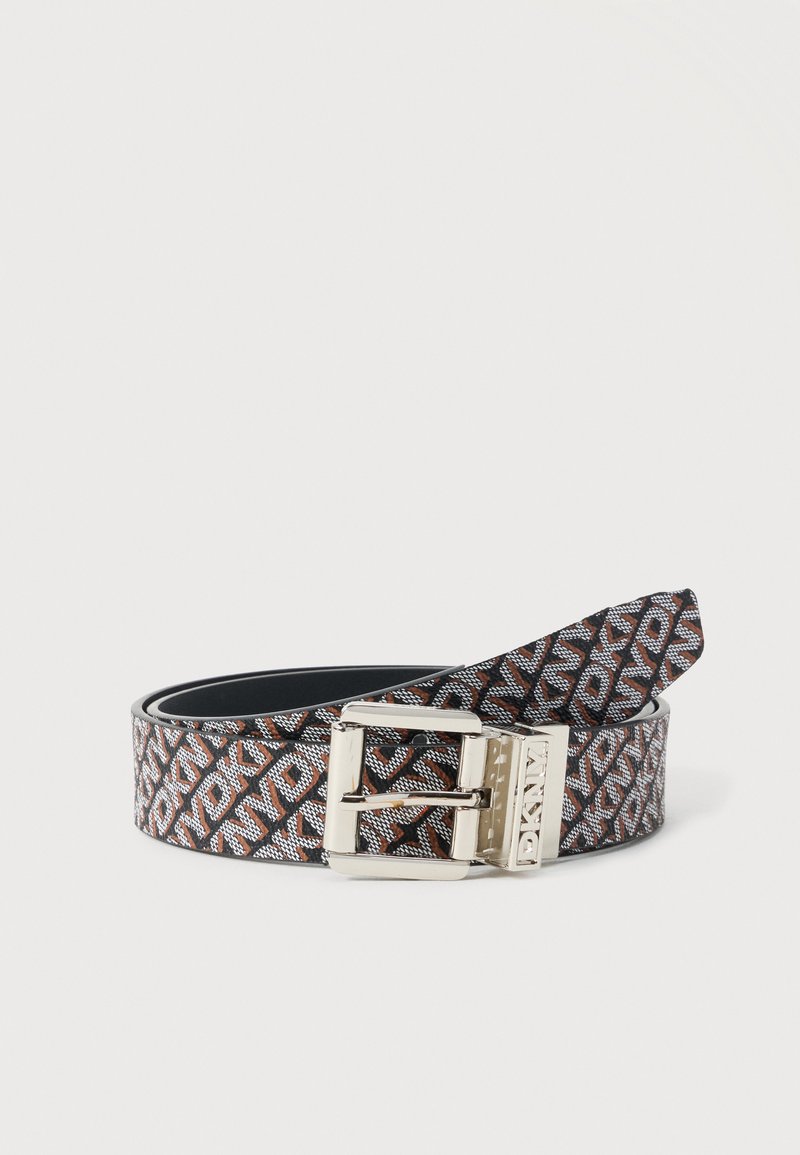 Ceinture en cuir marron et noir à motif avec boucle rectangulaire argentée et logo DKNY embossé, enroulée sur fond blanc.