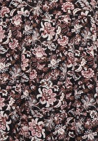 Tecido floral com um fundo escuro, apresentando flores e folhas intrincadas em tons de rosa e branco. A textura parece suave e ligeiramente amassada.