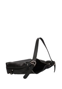 Zwarte leren schoudertas met een gestructureerde afwerking, enkele schouderriem en ritssluiting. Voorzien van zilverkleurige hardware en een platte vorm.