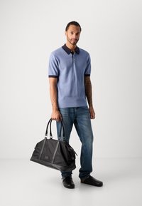 Scotch & Soda TONE ON TONE STRIPED REGULAR FIT - Poloskjorter - faded denim