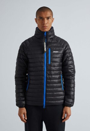 Chaqueta acolchada negra con costuras horizontales, cuello alto y cremalleras en azul brillante. Cuenta con un bolsillo en el pecho y bolsillos laterales.