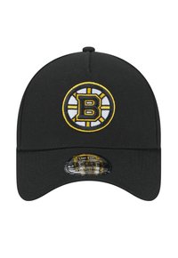 Casquette de baseball noire à la conception structurée, ornée d'un logo brodé jaune et blanc des Boston Bruins à l'avant. Sangle ajustable incluse.