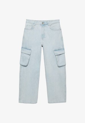 Pantaloni cargo in denim azzurro chiaro con gambe ampie, bottone frontale, cerniera, passanti per cintura e grandi tasche con patta su entrambe le cosce.