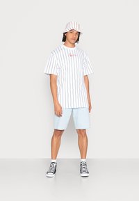 Karl Kani - PINSTRIPE ESSENTIAL TEE UNISEX 2 PACK - Triko s potiskem - white/black Miniatura obrázku 1