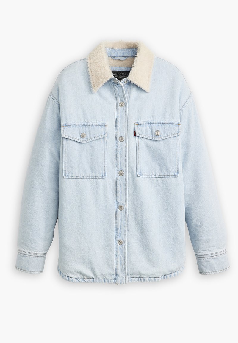Chaqueta de denim azul claro con un collar de piel sintética beige, dos bolsillos delanteros con solapa y cierres de botón en la parte delantera y los puños.