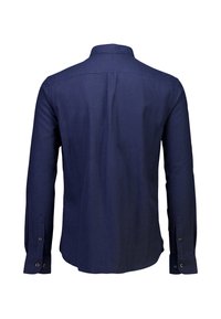Camicia a maniche lunghe in tessuto blu navy scuro, con colletto classico, polsini abbottonati e una texture liscia con cuciture sottili.