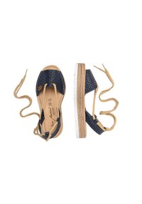 Sandalias trenzadas en color marino con detalles en cuero marrón, correas trenzadas y una suela de goma blanca. Presenta un material superior texturizado y una plantilla acolchada.