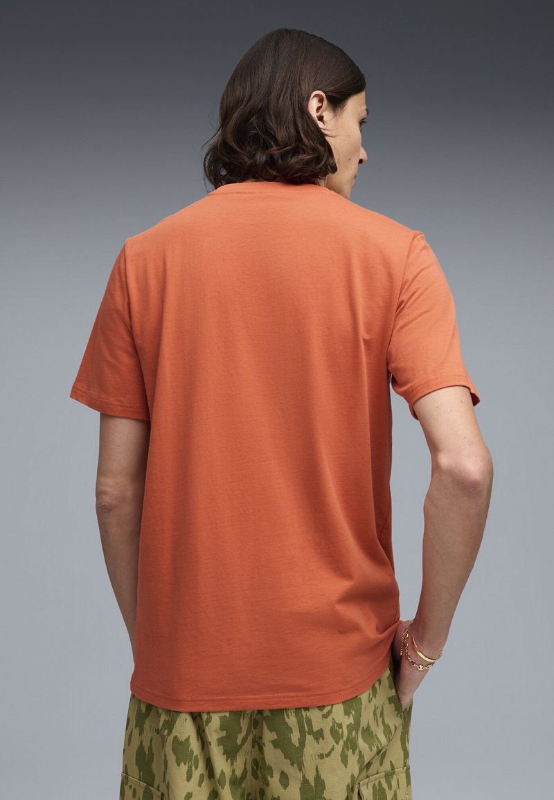 Puma PORSCHE LEGACY ESSENTIALS T-SHIRT - Triko s potiskem - amarena