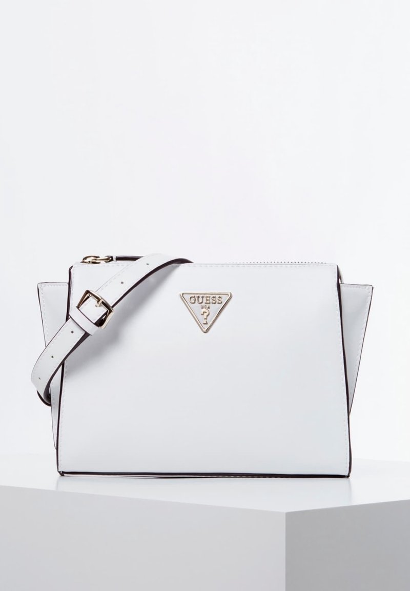 Biała skórzana torba na ramię z trójkątnym złotym logo, kontrastującymi brązowymi akcentami, regulowanym paskiem i kanciastym designem. Gładka faktura.