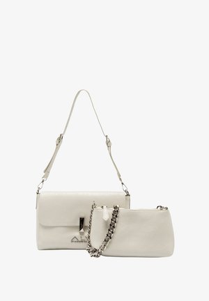 Witte leren handtas met een afneembare kettingriem, rechthoekige vorm, gepolijste zilverkleurige hardware en een gestructureerde afwerking. Inclusief een kleiner tasje.