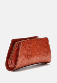 Clutch bag rosso con stampa pitone, dal design affusolato e texture liscia, con chiusura a zip. Presenta una silhouette snella e sottili dettagli hardware.