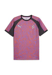 Camiseta deportiva de manga corta con un patrón ondulado en morado y naranja, mangas raglán negras y cuello redondo. Tejido ligero.