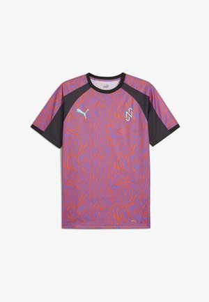 Kurzes Sportoberteil mit einem wellenförmigen lila und orangefarbenen Muster, schwarzen Raglanärmeln und einem runden Ausschnitt. Leichtes Material.