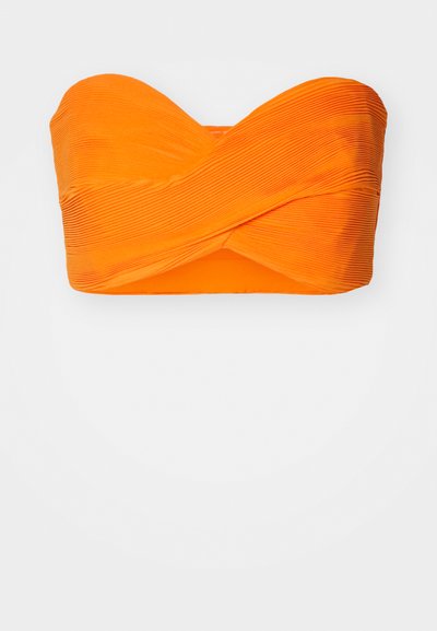 Oranžs bandeau tops ar pleitam tekstūru, ar pagrieztu priekšpusi un gludu odere. Bez siksniņām, paredzēts peldkostīmiem vai vasaras apģērbam.