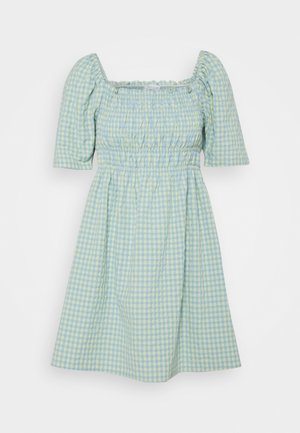 Robe à carreaux bleu clair et vert pastel, dotée d'un col carré, de manches courtes bouffantes et d'une taille smockée, s'élargissant en une jupe.