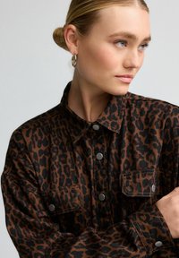Next TALL - Užsagstoma palaidinė - leopard print