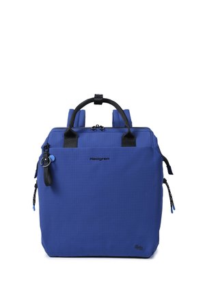 Sac à dos Hedgren bleu avec poignées et fermeture éclair noires, poche avant et bretelles réglables sur fond blanc.
