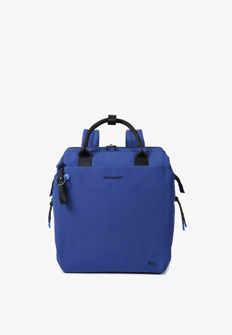 Sac à dos Hedgren bleu avec poignées et fermeture éclair noires, poche avant et bretelles réglables sur fond blanc.
