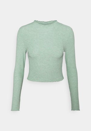 Crop top a maniche lunghe di un verde chiaro, realizzato in tessuto a coste, con colletto rotondo e dettagli con orlo smerlato.