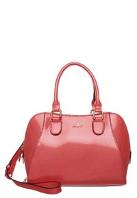 Röd syntetisk handväska med en glänsande ytfinish, rundad form, dubbla handtag på toppen och avtagbar axelrem. Har subtil logotypdetaljering.