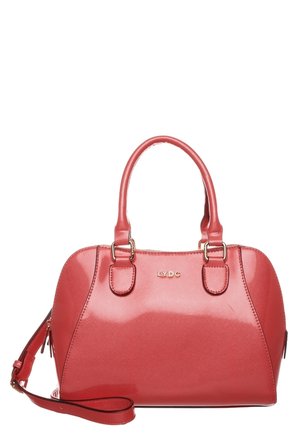 Röd syntetisk handväska med en glänsande ytfinish, rundad form, dubbla handtag på toppen och avtagbar axelrem. Har subtil logotypdetaljering.