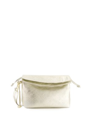 Metallic sølv clutch taske med fold-over top, snørelukning og aftagelig rem. Glat tekstur med subtil glans og uden synlige mønstre.