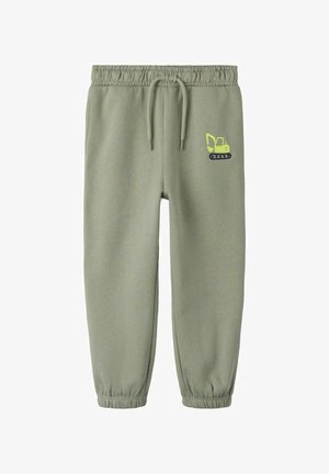 Spodnie dresowe w kolorze oliwkowej zieleni wykonane z miękkiego materiału, z elastycznym paskiem w talii i ściągaczami, z kontrastowym żółtym wzorem koparki po boku.