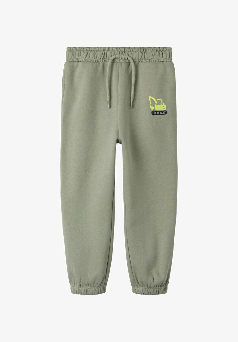 Spodnie dresowe w kolorze oliwkowej zieleni wykonane z miękkiego materiału, z elastycznym paskiem w talii i ściągaczami, z kontrastowym żółtym wzorem koparki po boku.