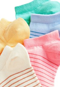 Kojinės pastelinėmis spalvomis: mėtų žalia, šviesiai geltona, šviesiai mėlyna, rožinė su plonomis juostelėmis ir balta su oranžinėmis juostelėmis, su ribsais apykaklėmis.