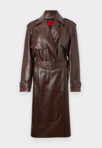 Brauner Kunstleder-Trenchcoat mit tailliertem Gürtel, großen Revers und Fronttaschen. Er verfügt über eine glänzende, texturierte Oberfläche und Knopfmanschetten.