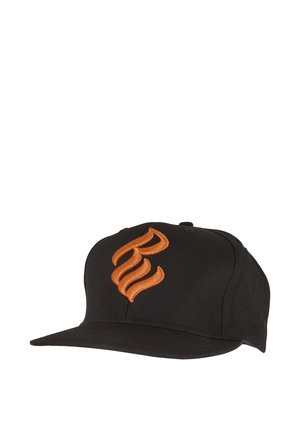 Fekete baseball sapka lapos karimával és stilizált narancssárga "R" betűvel, ami az elülső középen van hímezve.