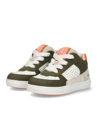 Zapatillas verdes y blancas con materiales de ante y sintéticos. Presentan detalles en naranja, cordones blancos y lados perforados.