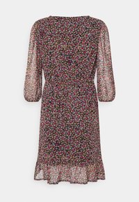 Vestuário preto com padrão floral, mangas transparentes de três quartos, cintura elástica e barra com frufru. Apresenta pequenas flores rosas, azuis e amarelas no tecido.