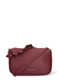 Borsa a tracolla in pelle rossa con finitura testurizzata, dotata di tracolla intrecciata e dettagli in oro, con logo "pierre cardin" impresso a rilievo.