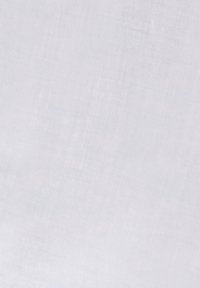 Tissu blanc texturé avec un motif croisé discret et de légères rides sur la surface.