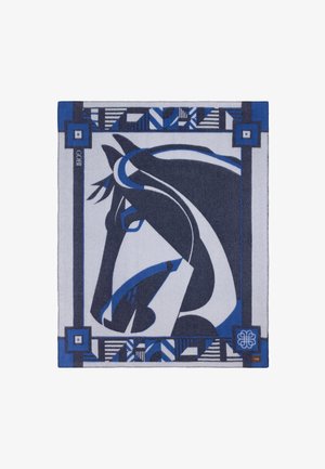 Abstraktes Pferdekopf-Design in Blau, Schwarz und Weiß mit geometrischen Randmustern auf einem quadratischen Textilstück.