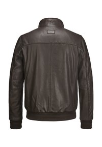 Braune Lederjacke mit hohem Kragen, gerippten Bündchen und Saum, glatter Textur und minimalistischer Gestaltung, ohne sichtbare Hardware.