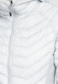 Jasnoszara puchowa kurtka z pikowanym wzorem, z wysokim kołnierzem, zamek z przodu i gładką teksturą materiału.