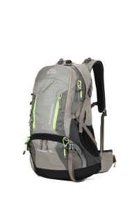 Sac à dos d'extérieur gris en tissu durable. Il présente un motif en grille, des zips verts, des bretelles réglables et plusieurs compartiments pour l'organisation.