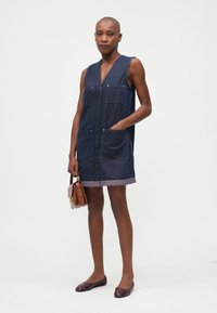 Stine Goya TWO TONE POCKET MINI DRESS - Dongerikjole - dark-blue denim