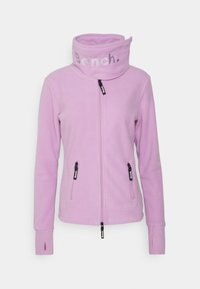 Hellpurpurfarbenes Fleece-Jacke mit hohem Kragen, Reißverschluss vorne und zwei Seitentaschen, mit einem Logo auf dem Kragen und Reißverschluss-Zippern.