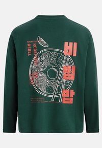 Maglietta a maniche lunghe verde scuro con testo coreano rosso e disegno lineare bianco di una ciotola di noodles con bacchette e una fetta di limone sul retro.