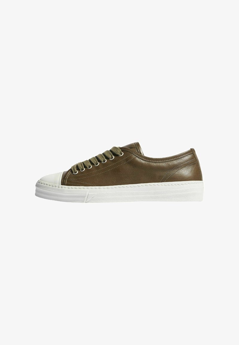 Brune lædersneaker med en hvid gummisål, rund tå og seks olivengrønne øjer og snørebånd. Glat tekstur og minimalistisk design.